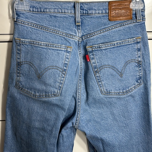 Levi’s Ribcage Straight Ankle Jean in Tango Fade Wash - Picture 11 of 14